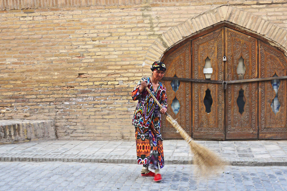 street sweeper, khiva - the photography of rosmarie wirz 